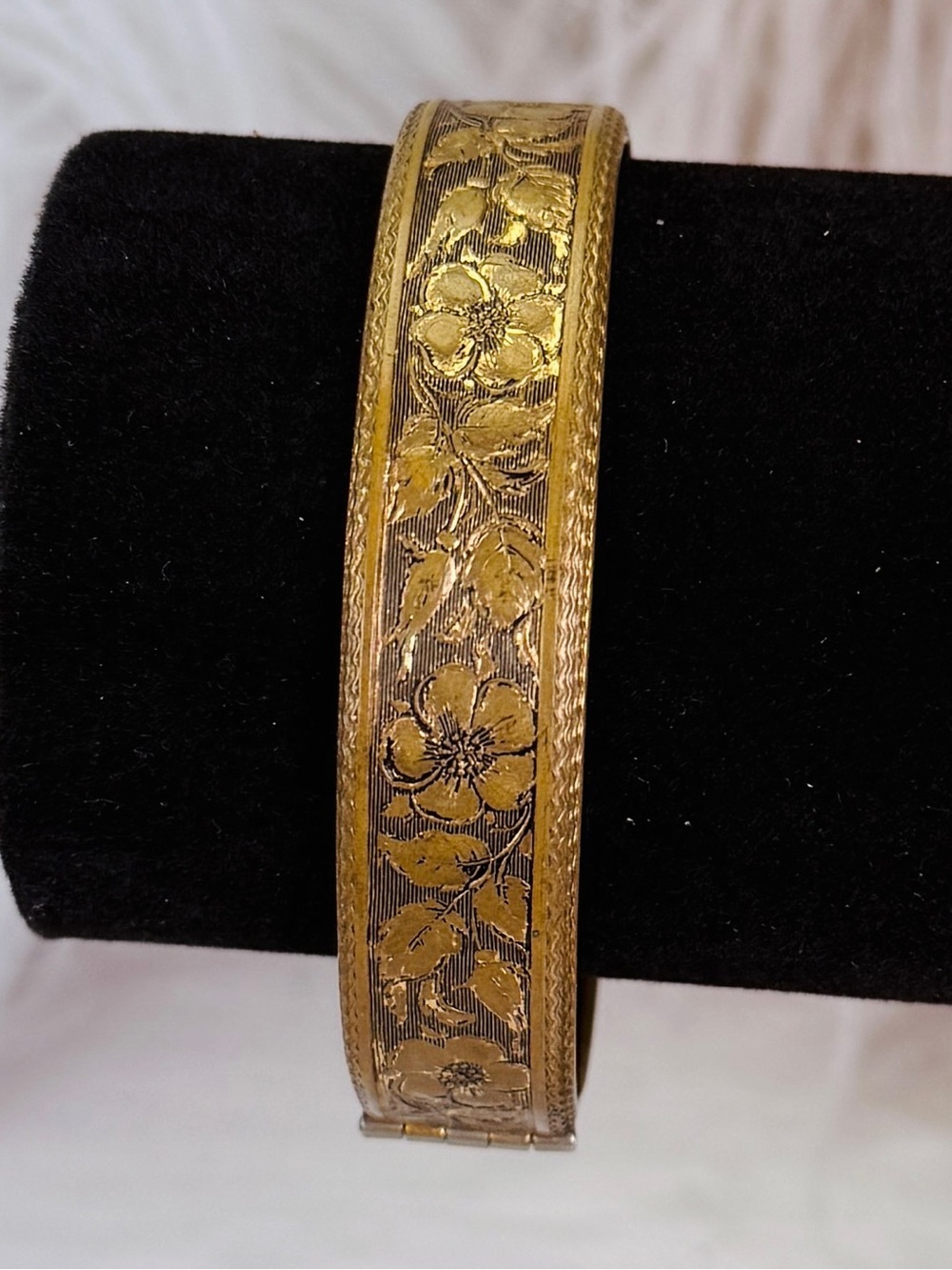 Elegant Floral Gold-Tone Women's Bangle Bracelet - Picture 10 of 10